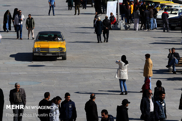 İsfahan kentinde klasik arabalar sergilendi