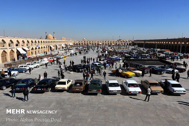 همایش خودروهای کلاسیک در میدان امام علی(ع) اصفهان