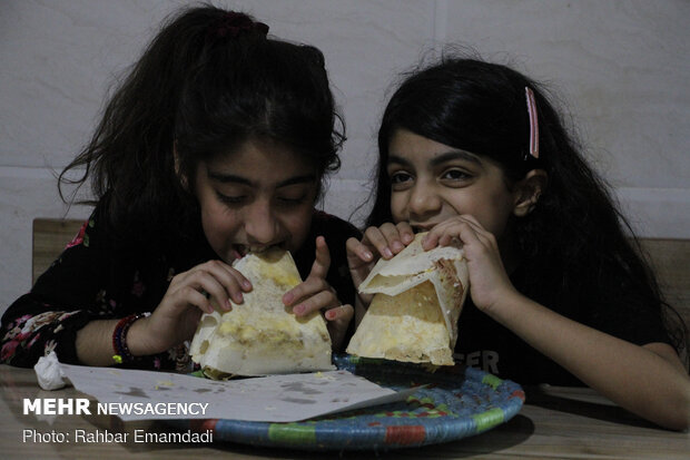 ‘Rehtah’ or ‘Rugag’ bread, a special dish in southern Iran
