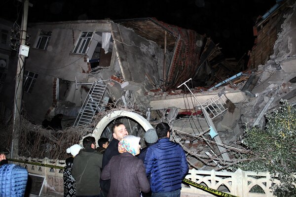 زلزله ۶.۸ ریشتری ترکیه را لرزاند/ ۱۸نفر کشته و ۵۰۰ نفر زخمی شدند