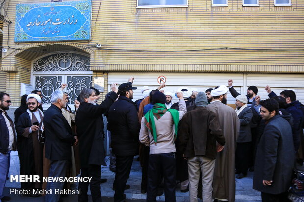 Seminary students gather in Qom due to UK envoy’s return to Iran