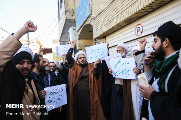 Seminary students gather in Qom due to UK envoy’s return to Iran