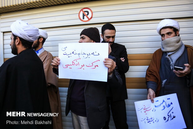 Seminary students gather in Qom due to UK envoy’s return to Iran