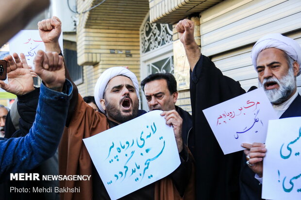 تجمع جمعی از طلاب در اعتراض به ورود سفیر انگلیس به ایران