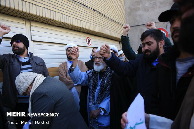 Seminary students gather in Qom due to UK envoy’s return to Iran