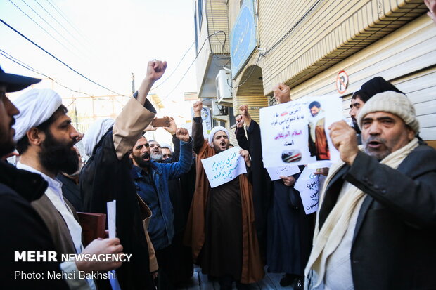 Seminary students gather in Qom due to UK envoy’s return to Iran