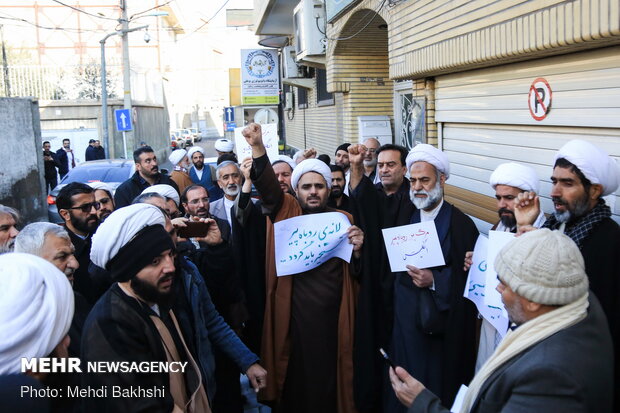 Seminary students gather in Qom due to UK envoy’s return to Iran