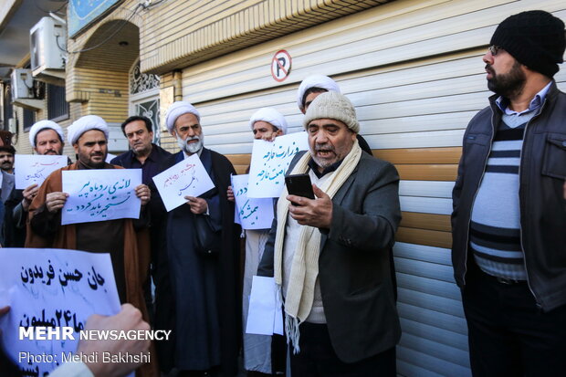 Seminary students gather in Qom due to UK envoy’s return to Iran