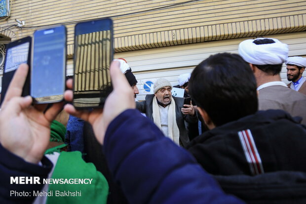 Seminary students gather in Qom due to UK envoy’s return to Iran