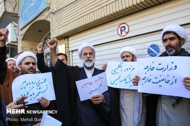 Seminary students gather in Qom due to UK envoy’s return to Iran