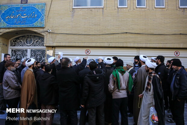 Seminary students gather in Qom due to UK envoy’s return to Iran