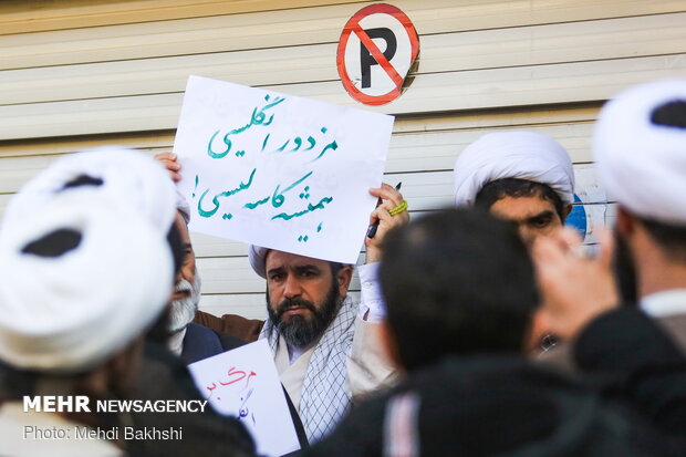 Seminary students gather in Qom due to UK envoy’s return to Iran