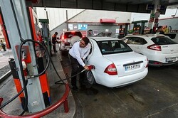 فروش بنزین ۷۰ درصد کاهش یافت/بنزین سوپر، روی دست جایگاه داران