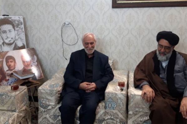 دیدار رییس ستاد دهه فجر تهران با خانواده محافظ سردار سلیمانی