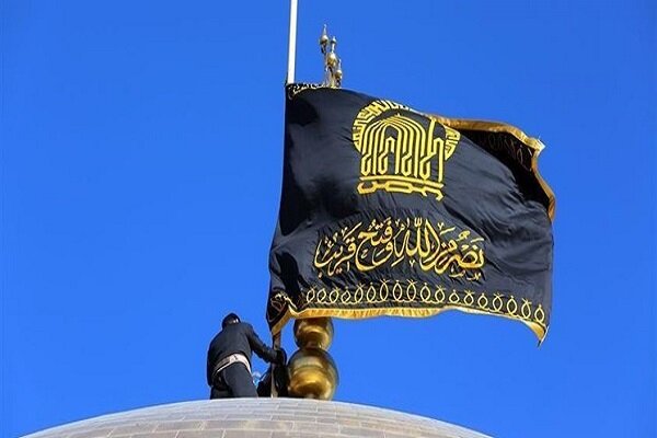 پرچم گنبد حرم رضوی به مناسبت شهادت حضرت زهرا(س) تعویض شد