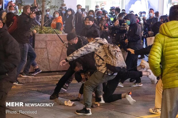 حمله معترضان هنگ کنگی به ساختمان قرنطینه مبتلایان کرونا
