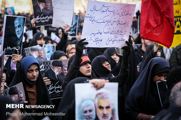 Protesters gather in front of FM over Zarif’s remarks