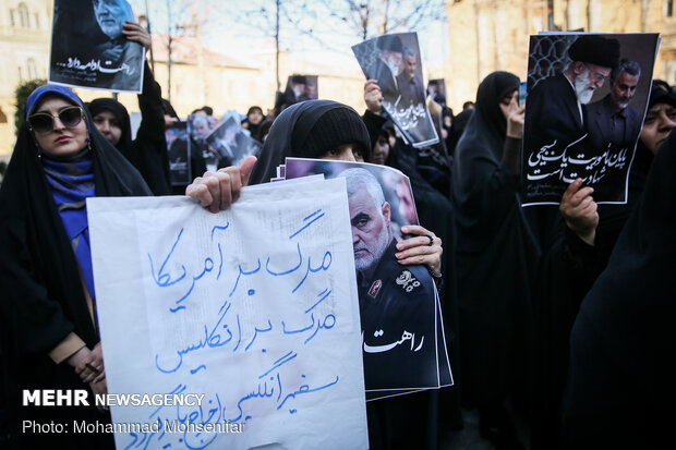 Protesters gather in front of FM over Zarif’s remarks