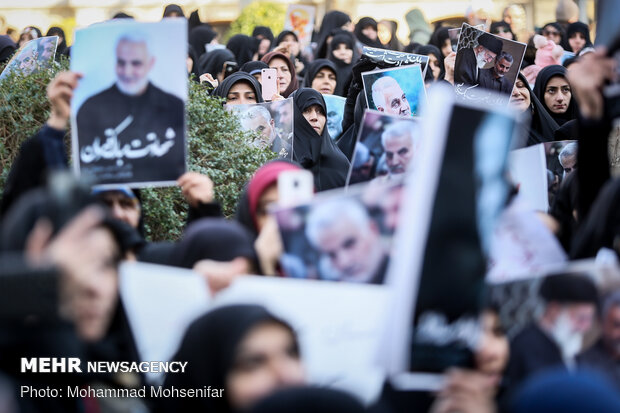 Protesters gather in front of FM over Zarif’s remarks