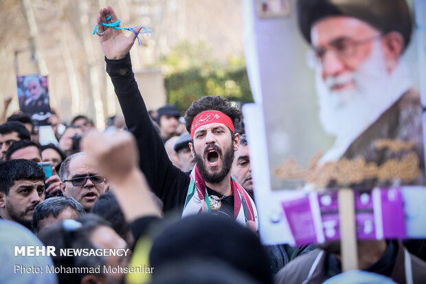 Protesters gather in front of FM over Zarif’s remarks