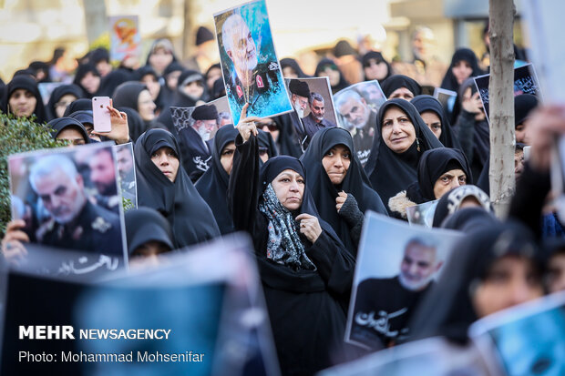 Protesters gather in front of FM over Zarif’s remarks