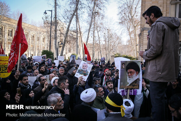 Protesters gather in front of FM over Zarif’s remarks