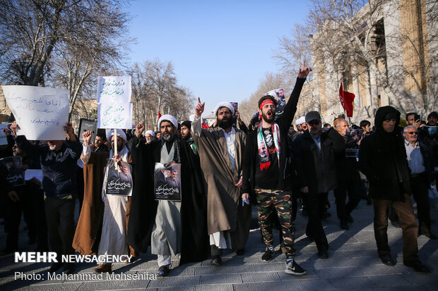 Protesters gather in front of FM over Zarif’s remarks