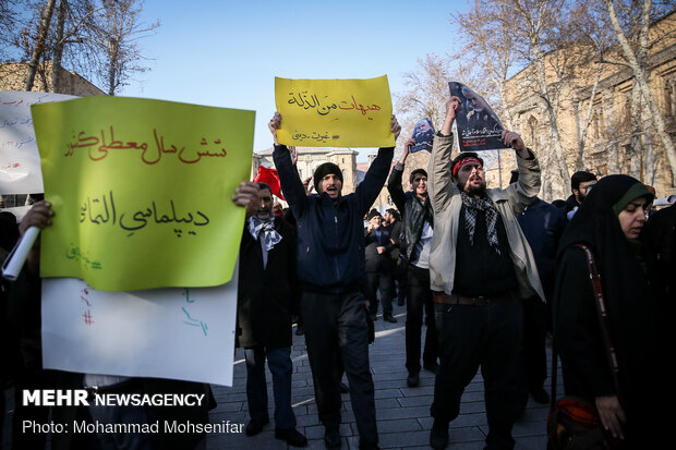 Protesters gather in front of FM over Zarif’s remarks