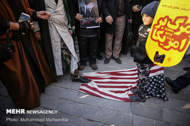 Protesters gather in front of FM over Zarif’s remarks