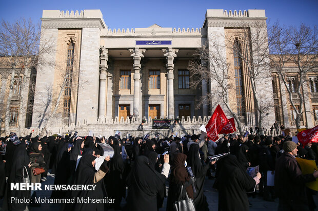 Protesters gather in front of FM over Zarif’s remarks