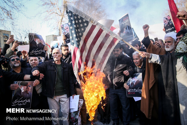 Protesters gather in front of FM over Zarif’s remarks