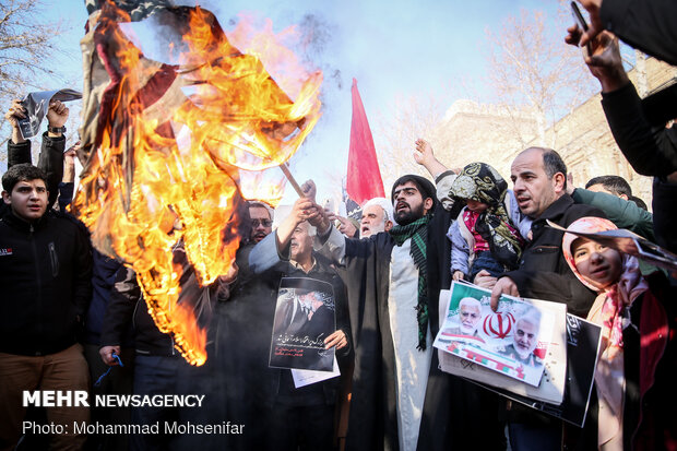 Protesters gather in front of FM over Zarif’s remarks