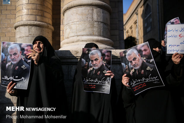 Protesters gather in front of FM over Zarif’s remarks