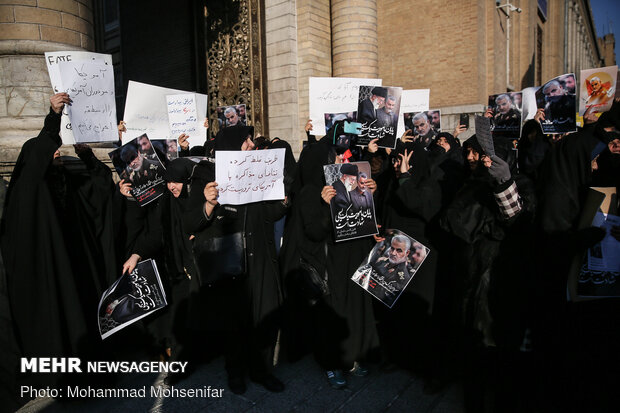 Protesters gather in front of FM over Zarif’s remarks