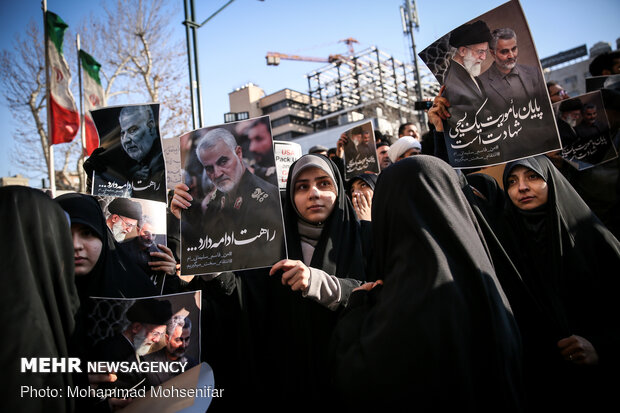 Protesters gather in front of FM over Zarif’s remarks