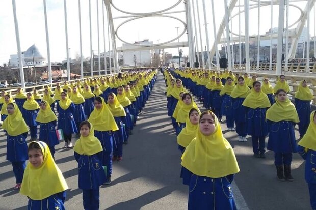 سرود هزار نفری دانش آموزان آملی برای حماسه ششم بهمن اجرا شد
