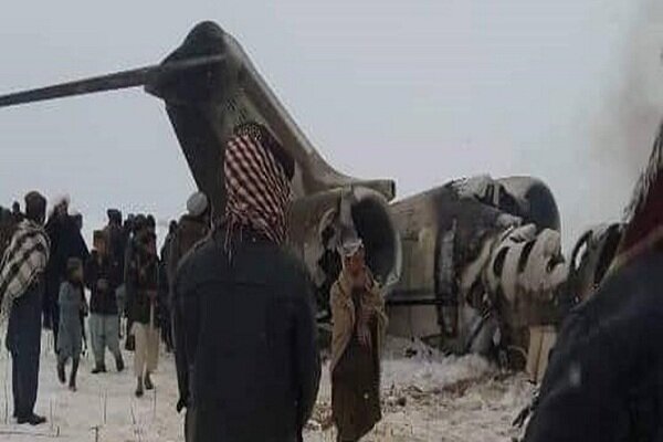 بیانیه طالبان درباره سرنگونی هواپیمای نظامی آمریکایی/ واشنگتن: هواپیمای «E-۱۱» در افغانستان سقوط کرد
