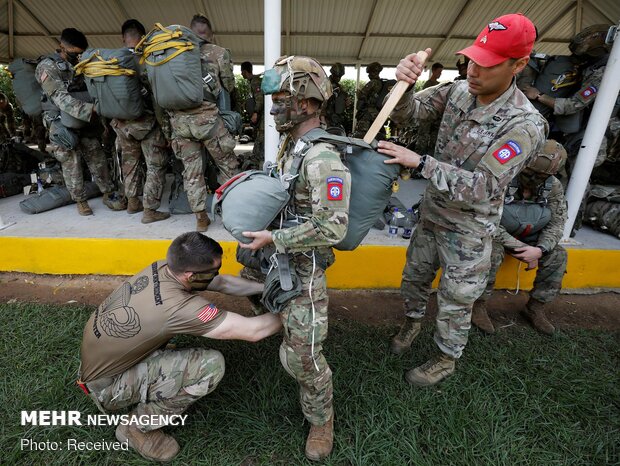رزمایش نیروهای چترباز در کلمبیا 