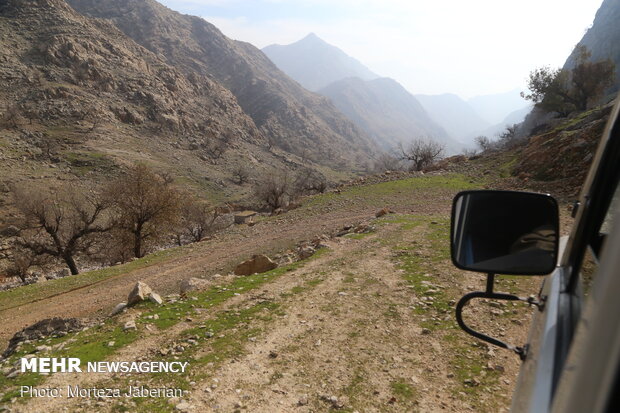 عبور سخت و خطرناک روستاییان پارده و اردود از رودخانه کارون