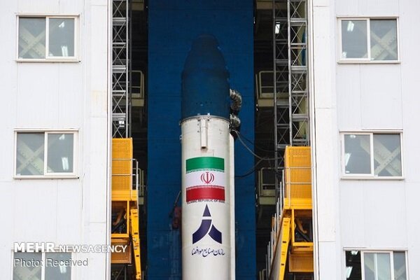 Home-made “Simorgh” satellite carrier deployed in launch site  