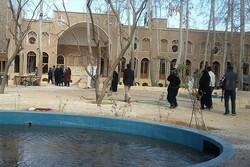 خبرنگاران مرکز  یزد از پروژه‌های در دست اقدام مهریز بازدید کردند