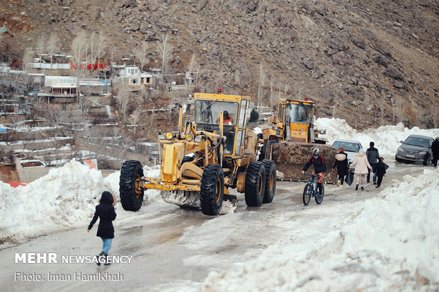 آغاز عملیات بازگشایی جاده پیست اسکی تاریک دره همدان