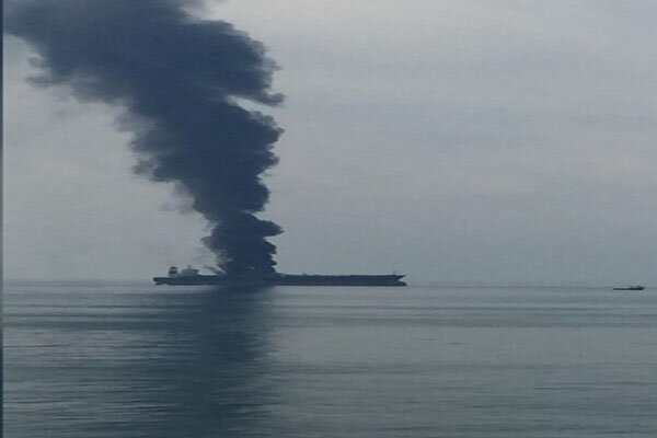 واکنش امارات به آتش گرفتن یک نفتکش در سواحل شارجه