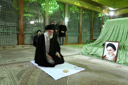 رہبر معظم کی حضرت امام خمینی (رہ) کے مزاراور گلزار شہداء پرحاضری