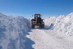 برف و کولاک راه ارتباطی ۱۲۰ روستا در زنجان را مسدود کرد