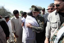 بازدید وزیر دفاع از مناطق سیل زده سیستان و بلوچستان