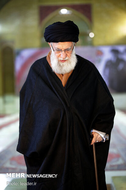 Ayatollah Khamenei paying tribute to martyrs