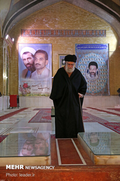زيارة قائد الثورة الاسلامية لمرقد الامام الخميني (ره)