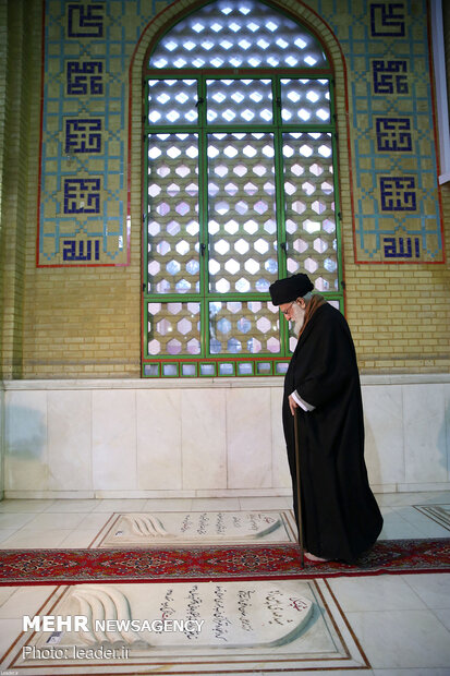 زيارة قائد الثورة الاسلامية لمرقد الامام الخميني (ره)