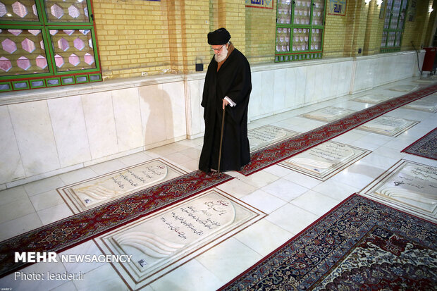 Ayatollah Khamenei paying tribute to martyrs